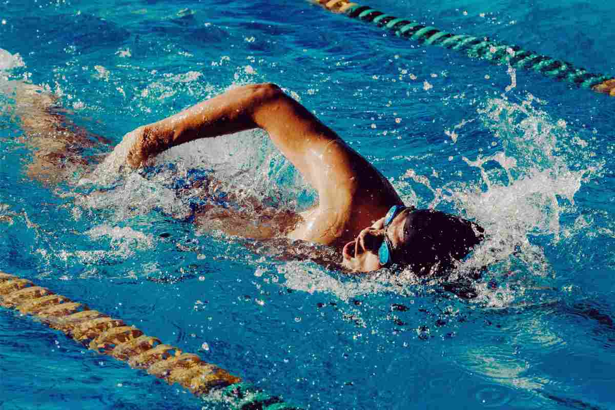Occhi irritati dal cloro della piscina, c'è un rimedio istantaneo