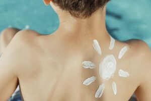 In questo contesto, un’indagine recente condotta da Altroconsumo ha messo sotto la lente d’ingrandimento diverse creme solari per bambini
