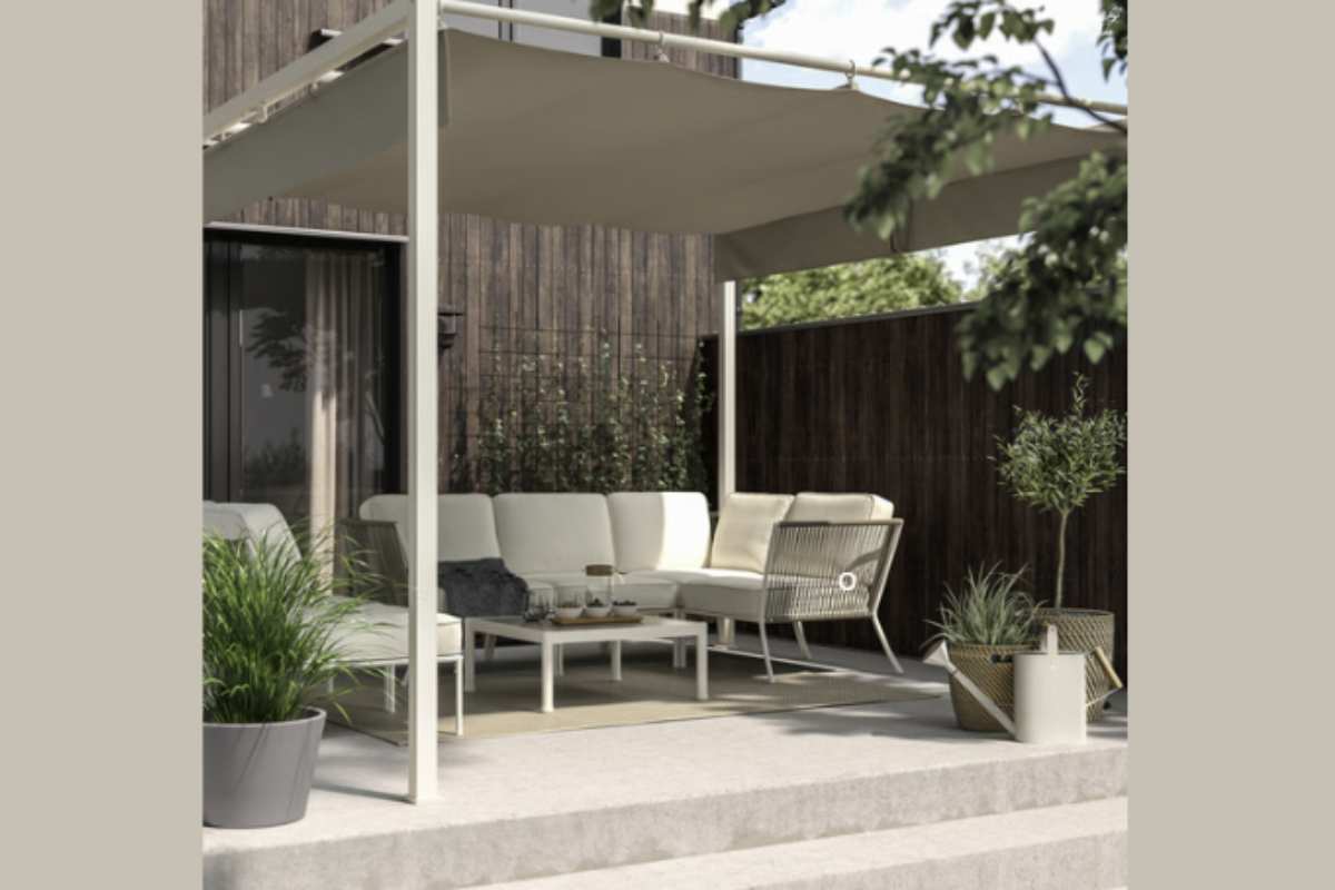 Con l’utilizzo della pergola HAMMARÖN, gli amanti degli ambienti esterni possono finalmente superare i limiti imposti dalle tende da sole tradizionali.