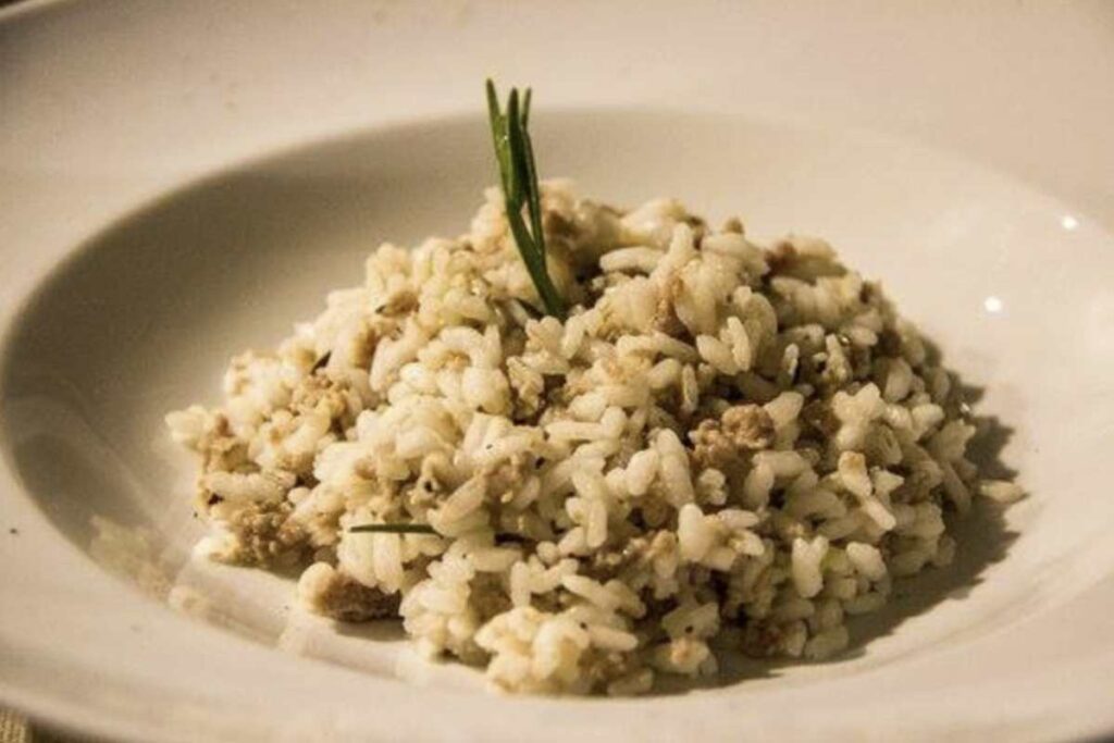 Questo primo piatto rustico, dal carattere semplice ma deciso, si distingue per la sua preparazione particolare e per il legame profondo