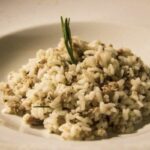 Questo primo piatto rustico, dal carattere semplice ma deciso, si distingue per la sua preparazione particolare e per il legame profondo
