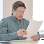 Uomo legge documento