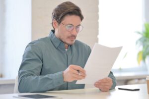 Uomo legge documento