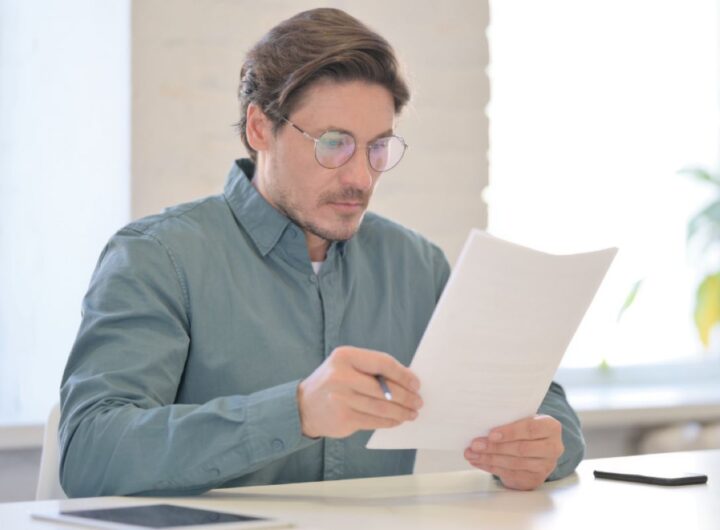 Uomo legge documento