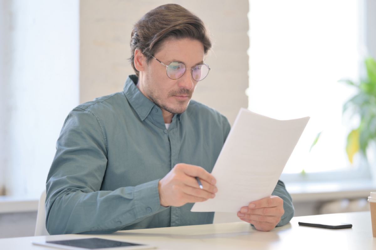 Uomo legge documento