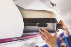 bagaglio a mano in stiva business hostess steward