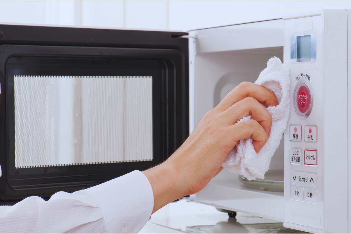 Perché dovresti sempre mettere l'aceto bianco nel microonde
