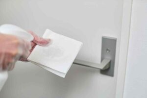 Pulire le porte senza sbagliare, fai attenzione ai dettagli, tutto quello che c0e da sapere