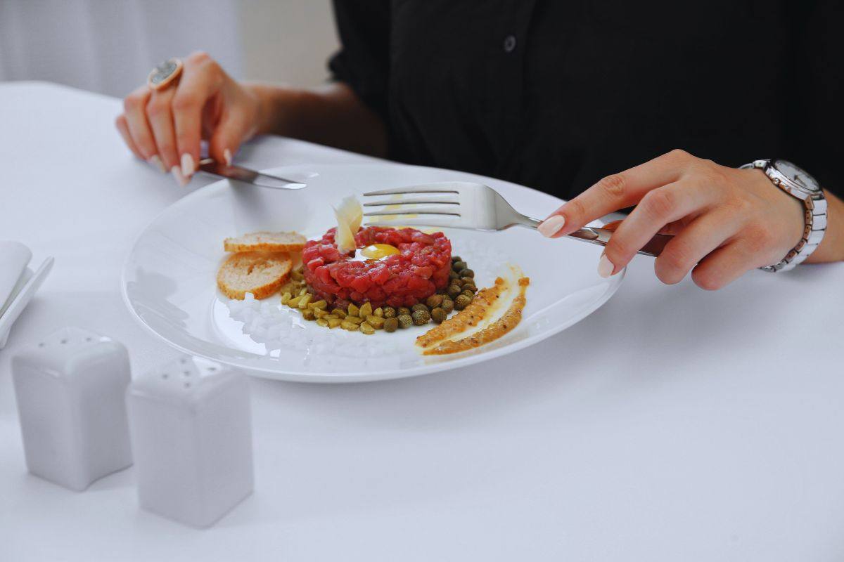 rischi di mangiare carne cruda