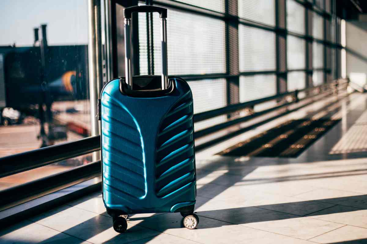 bagaglio a mano in stiva business hostess steward